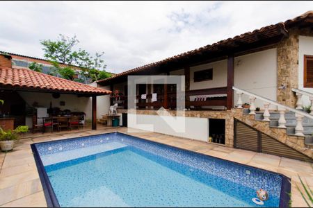 Casa à venda com 332m², 4 quartos e 5 vagas Casa à venda com 332m², 4 quartos e 5 vagasPiscina
