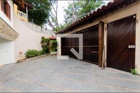 Casa à venda com 332m², 4 quartos e 5 vagas Casa à venda com 332m², 4 quartos e 5 vagasGaragem