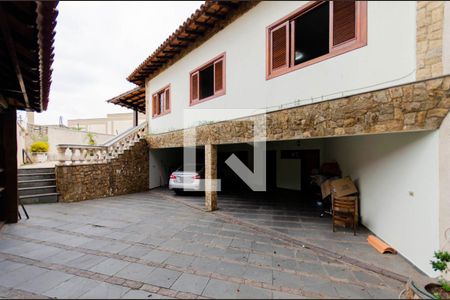 Casa à venda com 332m², 4 quartos e 5 vagas Casa à venda com 332m², 4 quartos e 5 vagasGaragem
