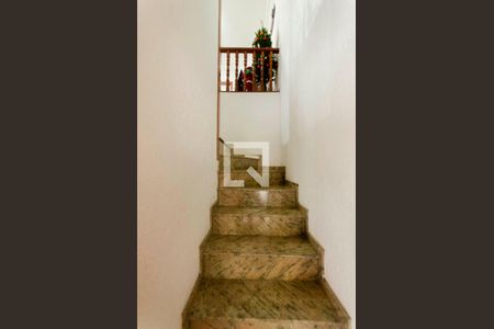 Casa à venda com 332m², 4 quartos e 5 vagas Casa à venda com 332m², 4 quartos e 5 vagasEscada Garagem