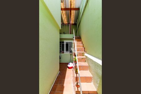 Casa à venda com 70m², 2 quartos e 1 vaga Casa à venda com 70m², 2 quartos e 1 vagaEscada de Acesso à Varanda de Serviço