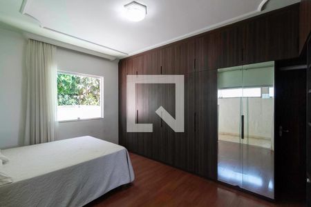 Casa à venda com 360m², 4 quartos e 4 vagasSemi suíte 1