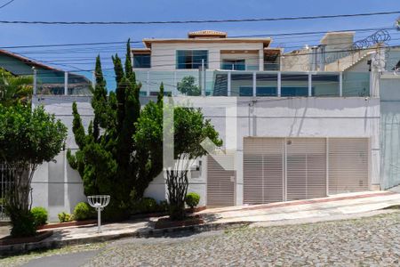 Casa à venda com 360m², 4 quartos e 4 vagasFachada