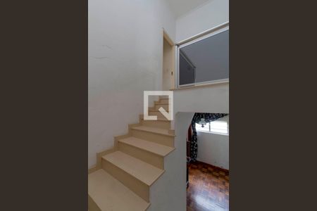 Casa à venda com 180m², 3 quartos e 2 vagasEscada