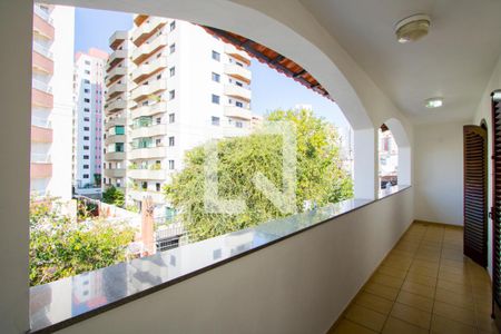 Casa à venda com 400m², 4 quartos e 5 vagas Casa à venda com 400m², 4 quartos e 5 vagasVaranda do quarto 1 e 2