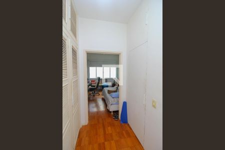 Apartamento à venda com 600m², 5 quartos e 2 vagas Apartamento à venda com 600m², 5 quartos e 2 vagasCorredor closet