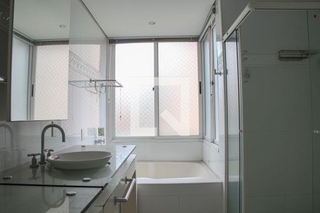 Apartamento à venda com 300m², 4 quartos e 4 vagas Apartamento à venda com 300m², 4 quartos e 4 vagasBanheiro da Suíte 1