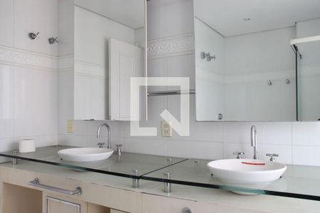 Apartamento à venda com 300m², 4 quartos e 4 vagas Apartamento à venda com 300m², 4 quartos e 4 vagasDetalhe Banheiro da Suíte 1