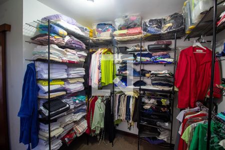 Casa à venda com 285m², 4 quartos e 2 vagas Casa à venda com 285m², 4 quartos e 2 vagasCloset da suíte