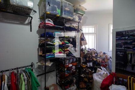 Casa à venda com 285m², 4 quartos e 2 vagas Casa à venda com 285m², 4 quartos e 2 vagasCloset da suíte