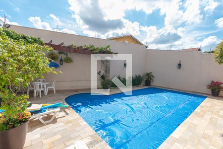 Casa à venda com 300m², 4 quartos e 4 vagas Casa à venda com 300m², 4 quartos e 4 vagasPiscina