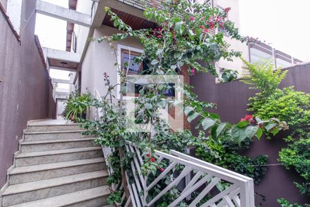 Casa à venda com 238m², 4 quartos e 4 vagasEscada de Entrada