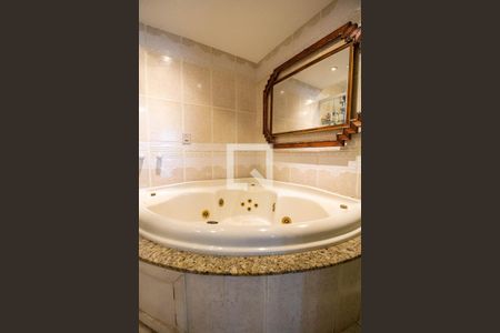 Casa de condomínio à venda com 310m², 4 quartos e 2 vagasBanheiro da Suíte 1