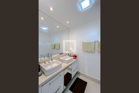 Apartamento à venda com 184m², 4 quartos e 3 vagasBanheiro da Suíte 1