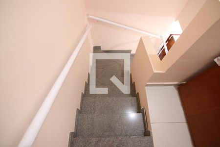 Casa de condomínio à venda com 63m², 2 quartos e 1 vagaEscada