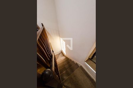 Casa à venda com 262m², 4 quartos e 3 vagas Casa à venda com 262m², 4 quartos e 3 vagasEscada