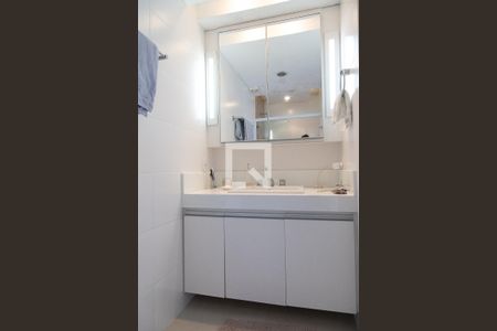 Apartamento à venda com 120m², 3 quartos e 2 vagasBanheiro da suíte