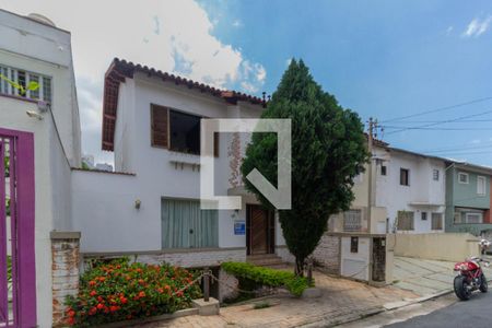 Casa à venda com 190m², 3 quartos e 2 vagas Casa à venda com 190m², 3 quartos e 2 vagasFachada