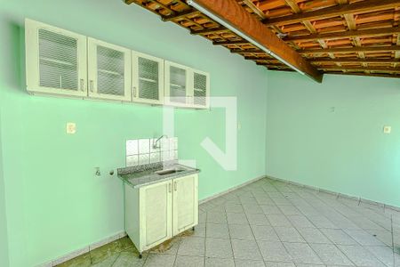 Casa à venda com 220m², 3 quartos e 2 vagas Casa à venda com 220m², 3 quartos e 2 vagasvaranda