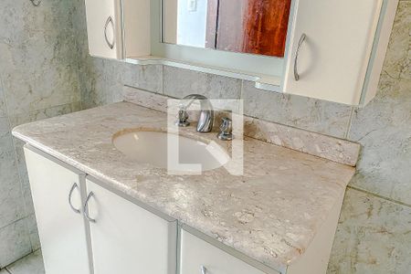 Casa à venda com 220m², 3 quartos e 2 vagas Casa à venda com 220m², 3 quartos e 2 vagasBanheiro