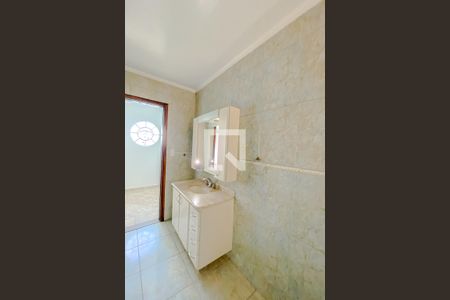 Casa à venda com 220m², 3 quartos e 2 vagas Casa à venda com 220m², 3 quartos e 2 vagasBanheiro