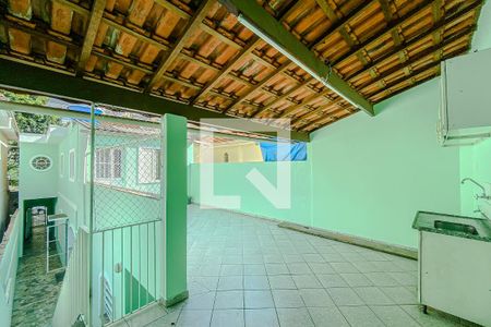 Casa à venda com 220m², 3 quartos e 2 vagas Casa à venda com 220m², 3 quartos e 2 vagasvaranda