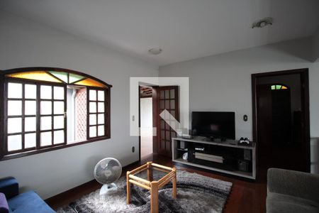 Casa à venda com 240m², 5 quartos e 8 vagasSala de TV