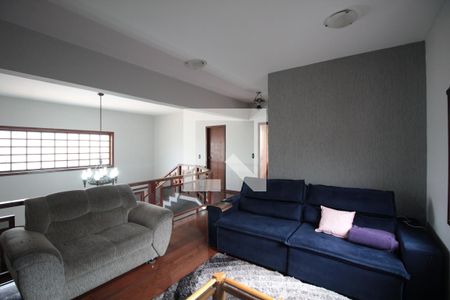 Casa à venda com 240m², 5 quartos e 8 vagasSala de TV