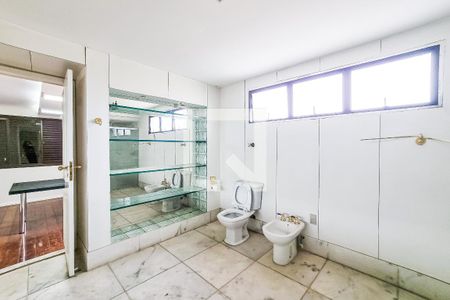 Apartamento à venda com 500m², 4 quartos e 8 vagas Apartamento à venda com 500m², 4 quartos e 8 vagasBanheiro da Suíte