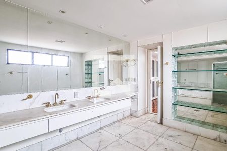 Apartamento à venda com 500m², 4 quartos e 8 vagas Apartamento à venda com 500m², 4 quartos e 8 vagasBanheiro da Suíte