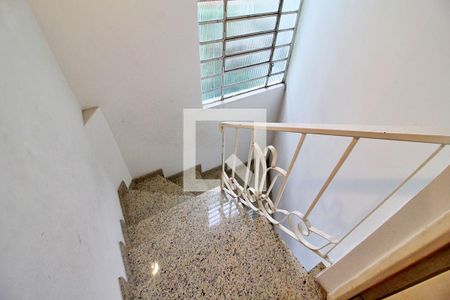 Casa à venda com 168m², 3 quartos e 8 vagasEscada