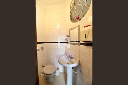 Casa à venda com 168m², 3 quartos e 8 vagasBanheiro de serviço