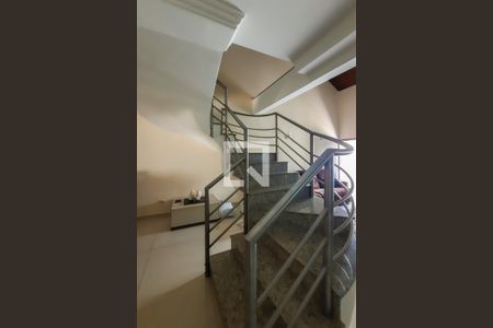 Casa à venda com 256m², 3 quartos e 4 vagasEscada