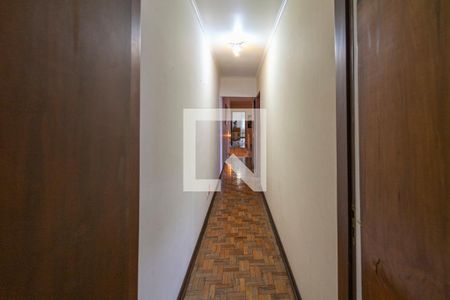 Casa à venda com 360m², 3 quartos e 4 vagas Casa à venda com 360m², 3 quartos e 4 vagasCorredor quartos