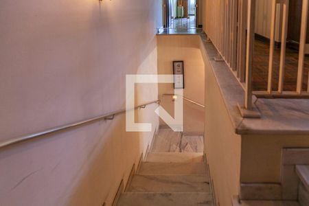 Casa à venda com 360m², 3 quartos e 4 vagas Casa à venda com 360m², 3 quartos e 4 vagasEscada piso inferior