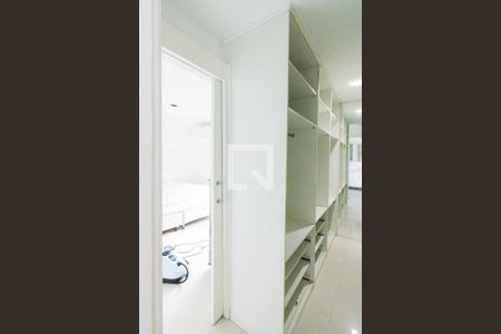 Casa de condomínio à venda com 210m², 4 quartos e 2 vagas Casa de condomínio à venda com 210m², 4 quartos e 2 vagasCloset da Suíte 4