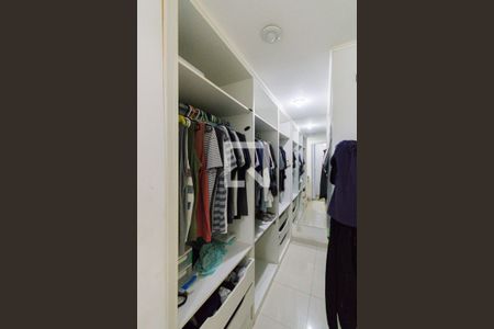 Casa de condomínio à venda com 210m², 4 quartos e 2 vagas Casa de condomínio à venda com 210m², 4 quartos e 2 vagasCloset da Suíte 3