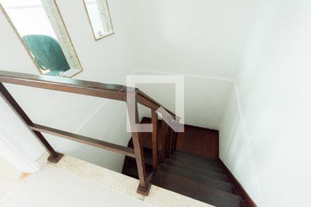 Casa de condomínio à venda com 210m², 4 quartos e 2 vagas Casa de condomínio à venda com 210m², 4 quartos e 2 vagasEscada