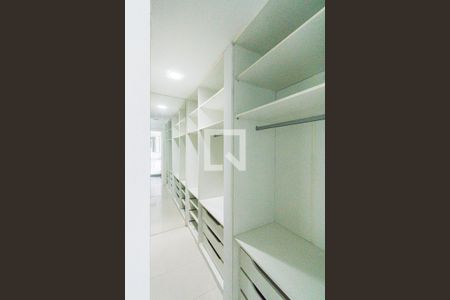 Casa de condomínio à venda com 210m², 4 quartos e 2 vagas Casa de condomínio à venda com 210m², 4 quartos e 2 vagasCloset da Suíte 4