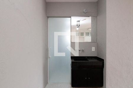 Banheiro de kitnet/studio para alugar com 0 quarto, 38m² em Bela Vista, São Paulo