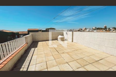 Casa à venda com 320m², 4 quartos e 3 vagas Casa à venda com 320m², 4 quartos e 3 vagasTerraço