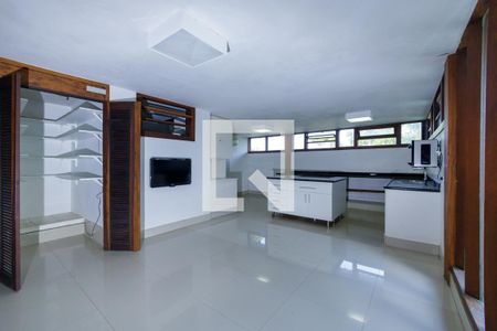 Casa à venda com 600m², 4 quartos e 4 vagas Casa à venda com 600m², 4 quartos e 4 vagasCozinha