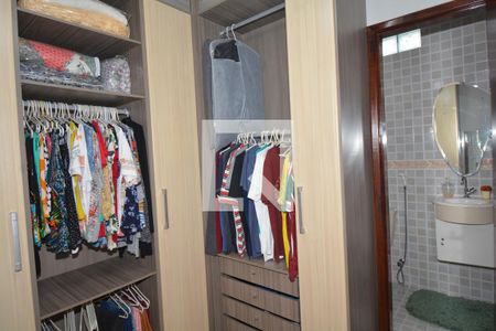 Casa à venda com 217m², 4 quartos e 2 vagasCloset da suíte