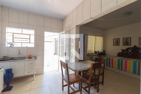 Casa à venda com 200m², 3 quartos e 3 vagasEdícula - Cozinha