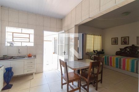 Casa à venda com 200m², 3 quartos e 3 vagasEdícula - Cozinha