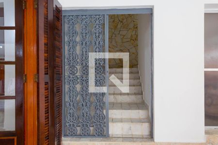 Casa à venda com 431m², 5 quartos e 4 vagasEscadas da área comum