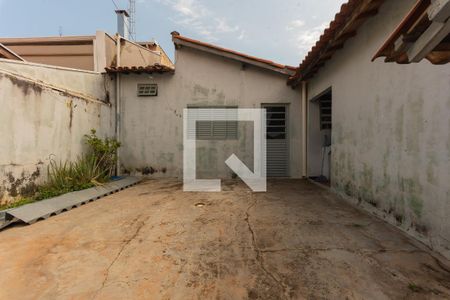 Casa à venda com 70m², 2 quartos e 3 vagas Casa à venda com 70m², 2 quartos e 3 vagasQuintal e Fachada Edícula