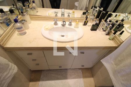 Apartamento à venda com 135m², 3 quartos e 2 vagasBanheiro da suíte 1 - Pia