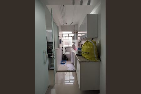 Apartamento à venda com 220m², 4 quartos e 2 vagas Apartamento à venda com 220m², 4 quartos e 2 vagasÁrea de Serviço