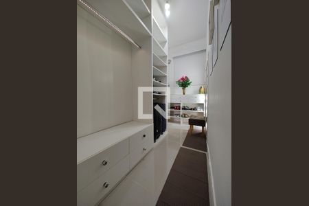 Apartamento à venda com 220m², 4 quartos e 2 vagas Apartamento à venda com 220m², 4 quartos e 2 vagasCloset da suíte 1